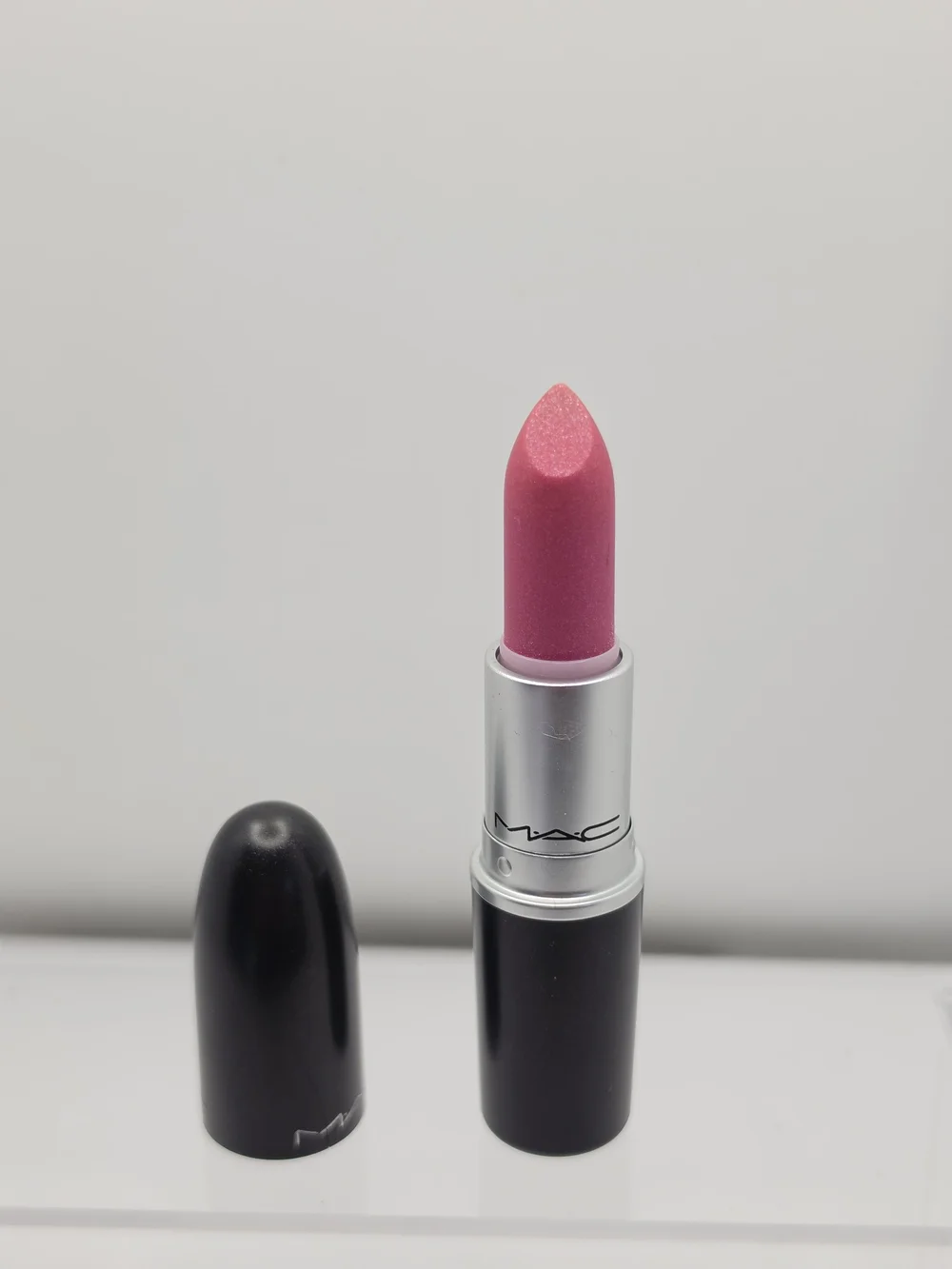 DISCONTINUED MAC LUSTRE LIPSTICK- 